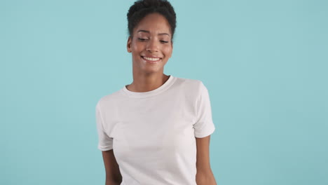 una joven sonriente bailando felizmente.