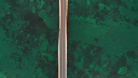 vista aérea de un puente sobre el océano, miyakojima, okianwa, japón