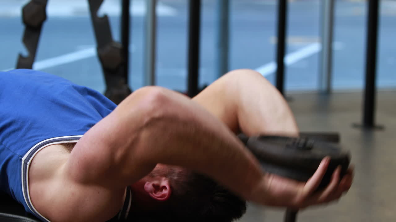 hombre en forma levantando pesas