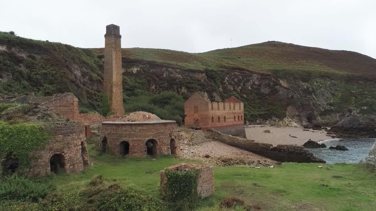 vista aérea de porth wen a través de la fábrica de ladrillo industrial victoriano en desuso permanece en la costa erosionada de anglesey
