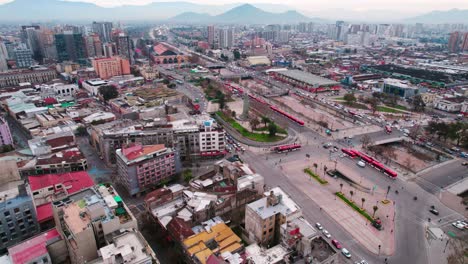 vista en espiral desde arriba de la plaza arturo prat en el centro de santiago de chile, mercado central y alto tráfico de vehículos con arquitectura antigua y patrimonial