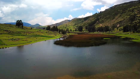 laguna en ayacucho perú
