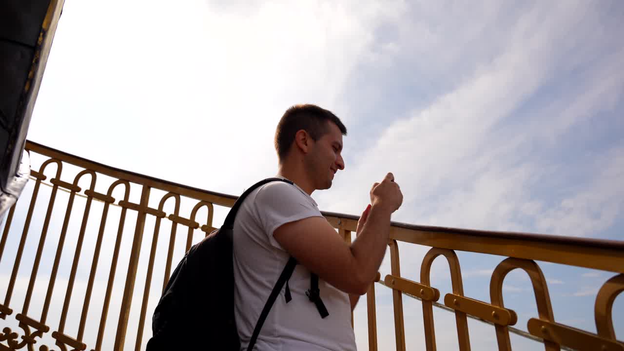 Homem tirando fotos da escadaria em espiral da Igreja Vor Frelsers em Copenhague, Dinamarca