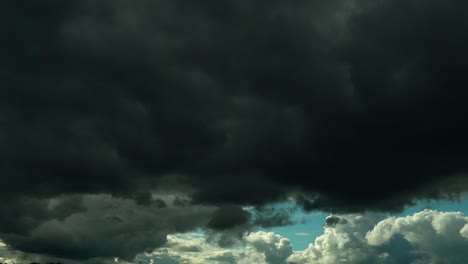 lapso de tiempo nublado, nube de energía en movimiento en el cielo azul donde las nubes cambian de posición y cambian de color de azul claro a gris oscuro
