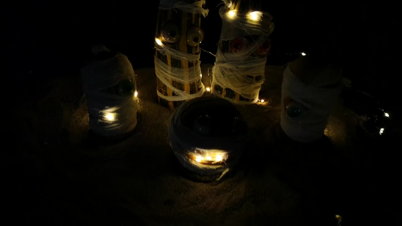 할로윈 미들이 디스코 공의 광선 속에서 춤을 춘다.