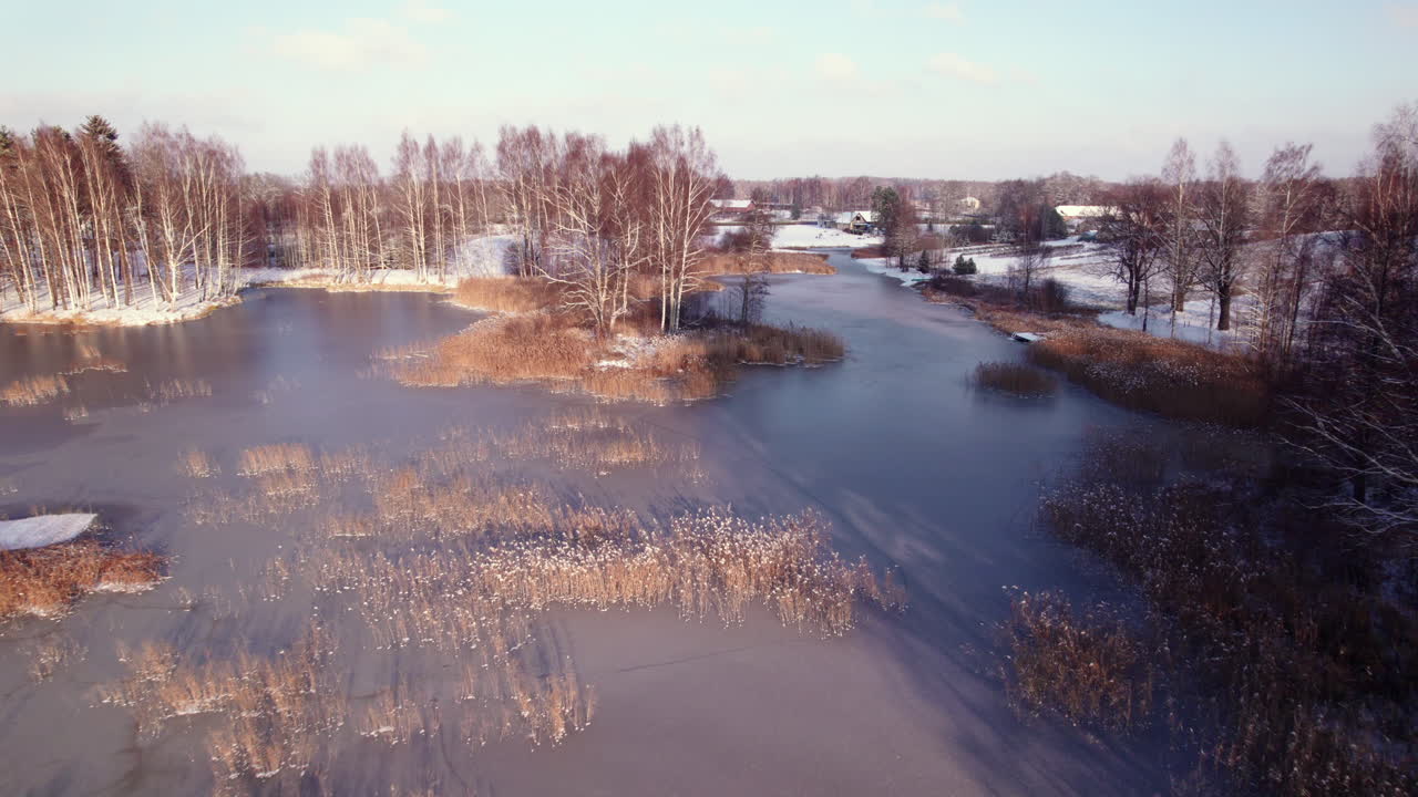 paso elevado del lago birini en invierno, letonia