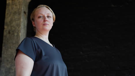 mujer en un estudio de baile