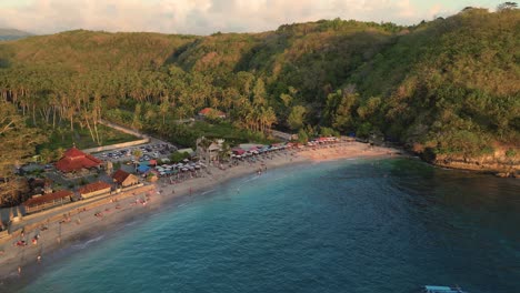 Vista-Aérea-De-La-Playa-De-Crystal-Bay-En-Nusa-Penida-Al-Atardecer---Indonesia