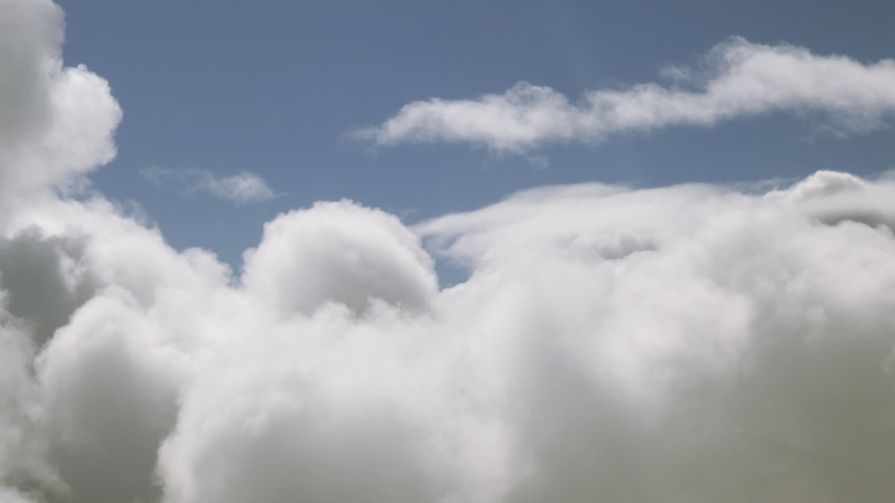grandes nubes blancas y esponjosas bajo un cielo azul soleado