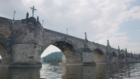 vista de bajo ángulo histórico puente carlos en praga sobre el río vltava