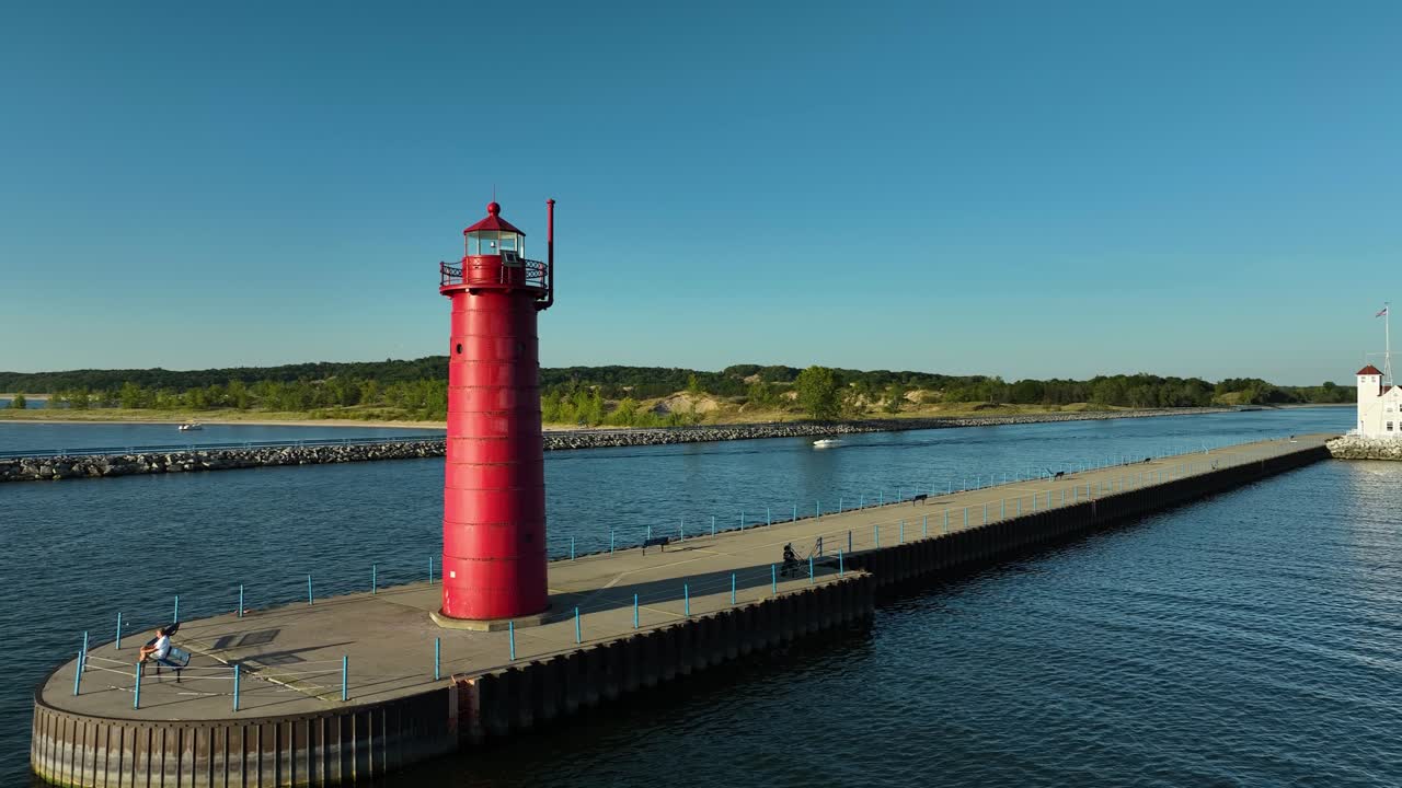 여름에 구조물 주위의 낮은 고도 회전