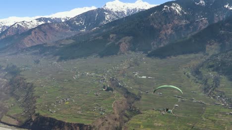 Parapente-En-Las-Montañas-Por-La-Mañana-Con-Impresionantes-Vistas-Al-Paisaje