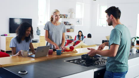 amigos preparando comida juntos en una cocina moderna