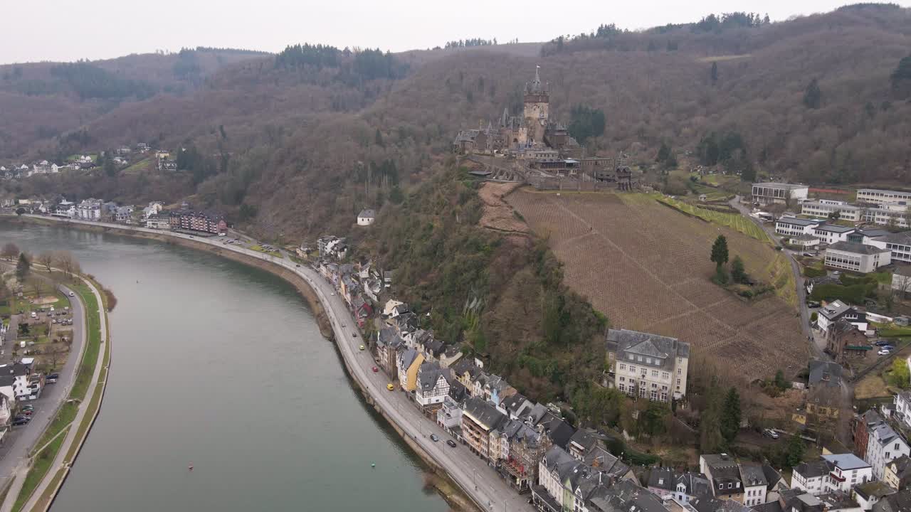 Volo di drone verso il Castello di Cochem sopra il fiume Mosella con una vista su questa incredibilmente bella città tedesca.