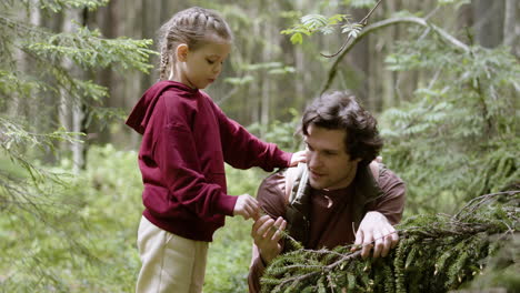 hombre y niña en el bosque