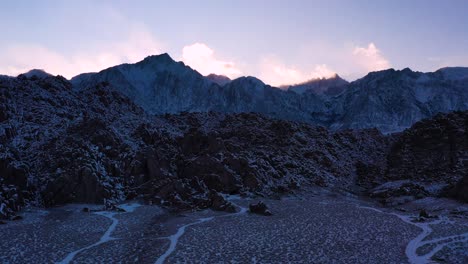 Blick-Auf-Die-Felsige-Und-Steile-Bergkette-Am-Frühen-Abend---Luftaufnahme