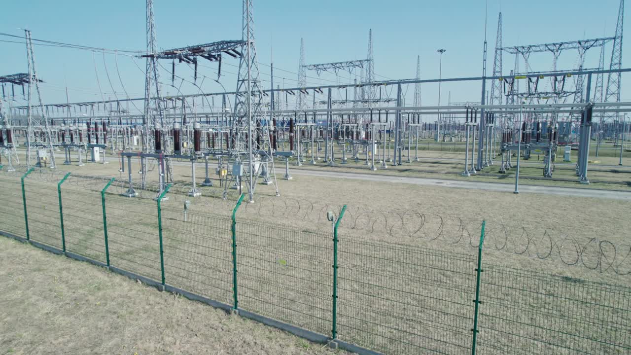 전환소, 국가의 에너지 안보, 가시선으로 둘러싸여 산업용 카메라로 감시되는 발전소.