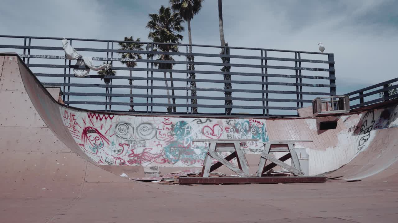 Uno skate park abbandonato in stato di degrado.