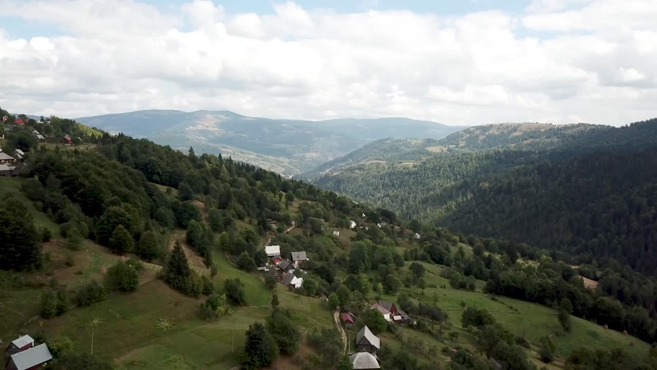 increíble video de un avión no tripulado de un pintoresco pueblo de montaña en rumania, alba - matisest