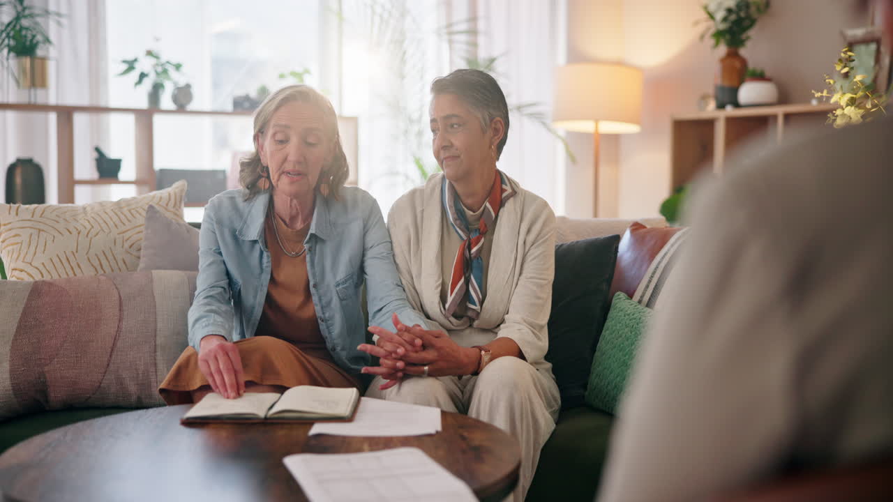 mujeres de edad avanzada en consulta