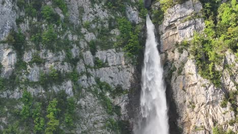 Vista-Aérea-De-Seerenbachfälle-En-Amden-Betlis,-Walensee,-Suiza,-Donde-Las-Aguas-En-Cascada-Caen-Por-Espectaculares-Acantilados,-Personificando-El-Poder-Y-La-Belleza-De-La-Naturaleza.