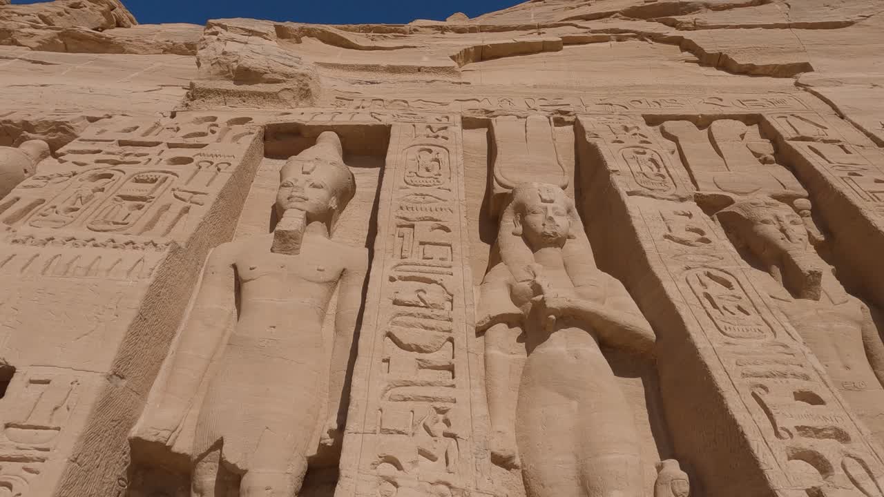 primer plano de las grandes estatuas grabadas en el frente del templo de abu simbel