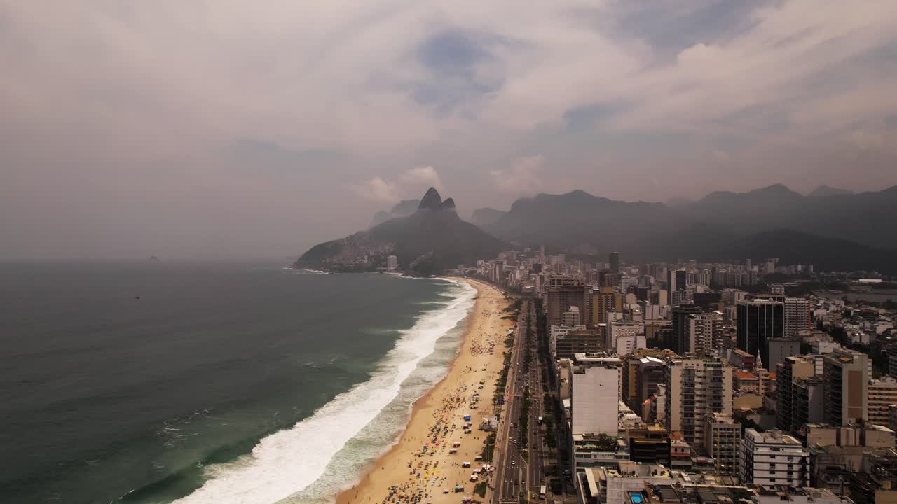 drone en la playa de ipanema rio de janeiro brasil