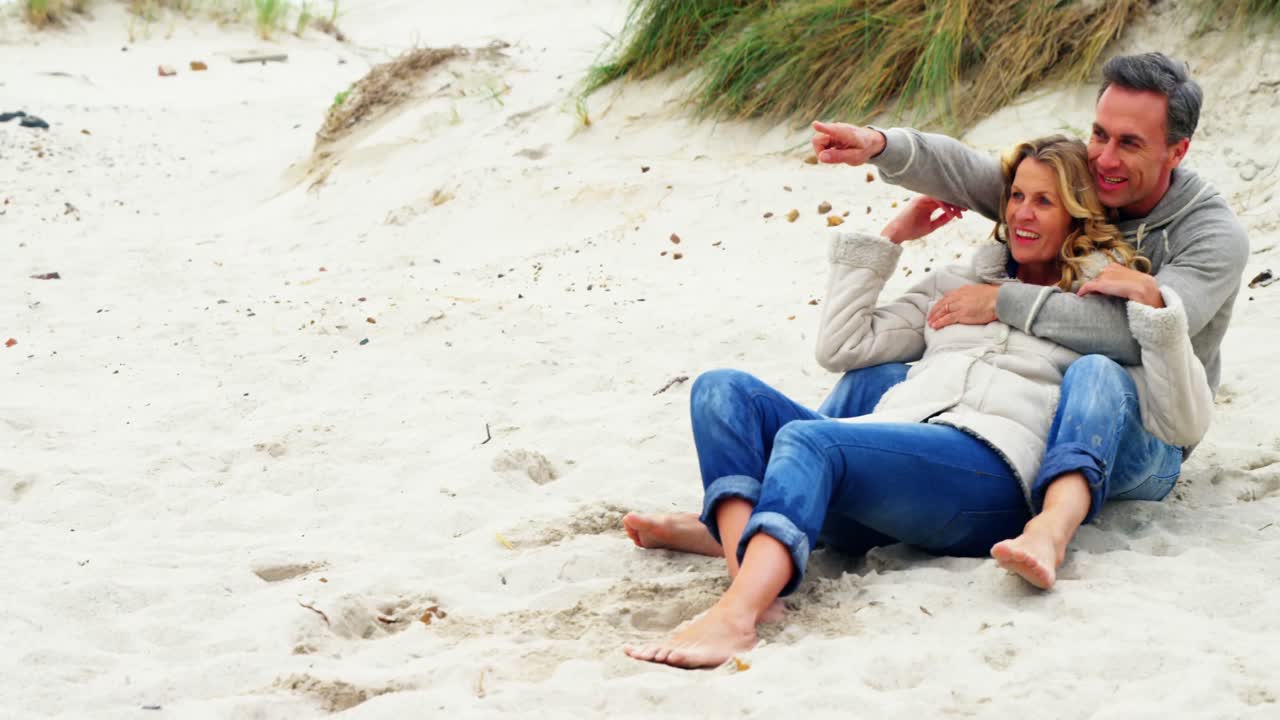 una pareja romántica abrazándose