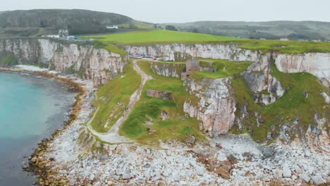 Imágenes-Aéreas-De-La-Costa-En-El-Puente-De-Cuerda-De-Carrick-a-rede-En-Irlanda-Del-Norte