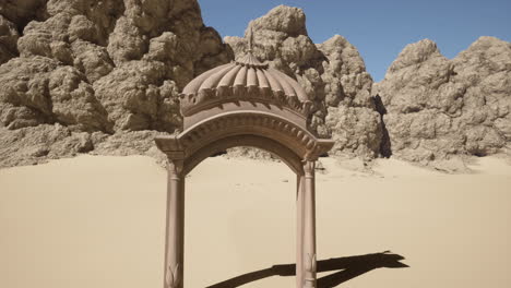 un arco de piedra en el desierto