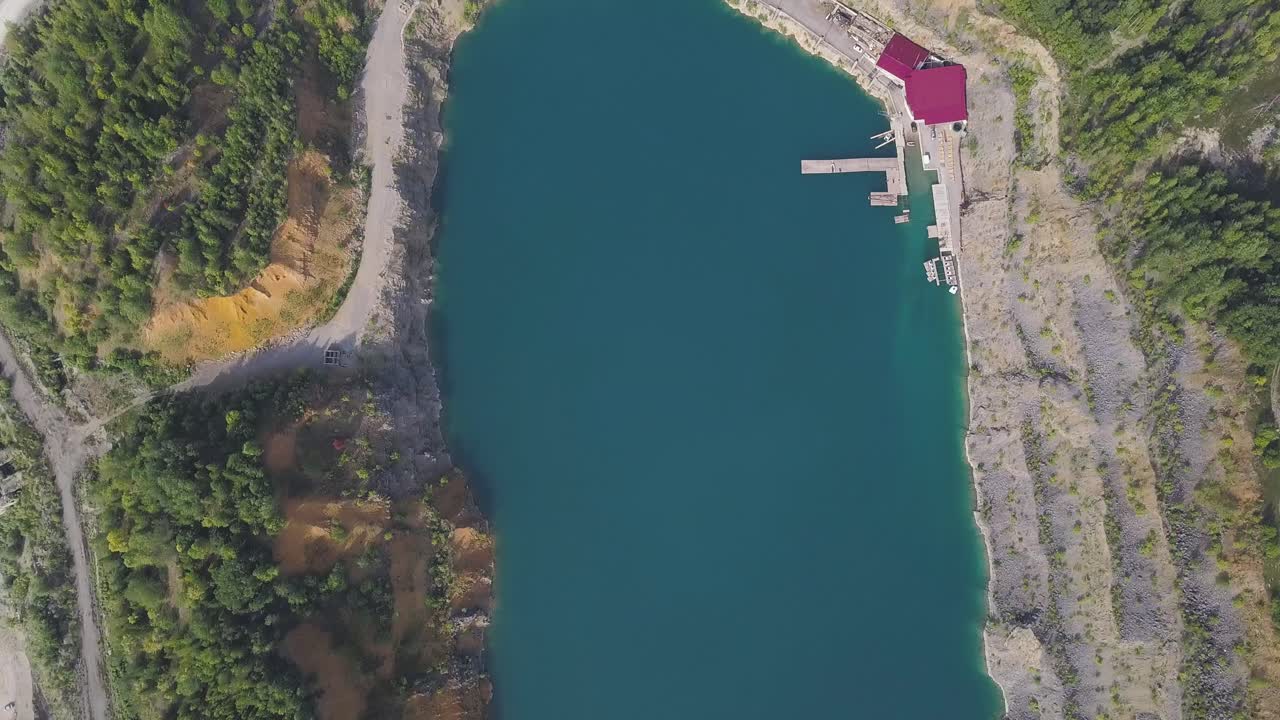 광산 호수 의 공중 사진