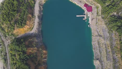 vista aérea de un lago de cantera