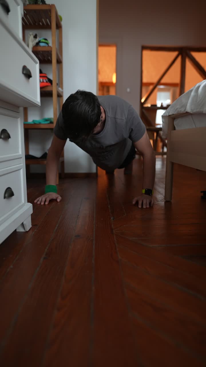 hombre haciendo flexiones en casa