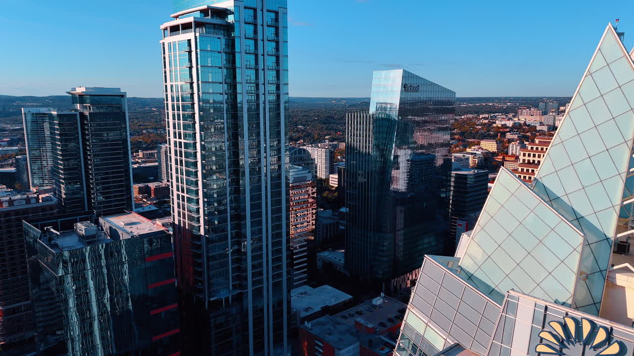 Austin, USA, 21 novembre 2025: Veduta aerea della Frost Bank Tower e The Independent ad Austin. Prospettiva aerea ravvicinata dei grattacieli del centro di Austin, inclusi Frost Bank Tower e Jenga tower