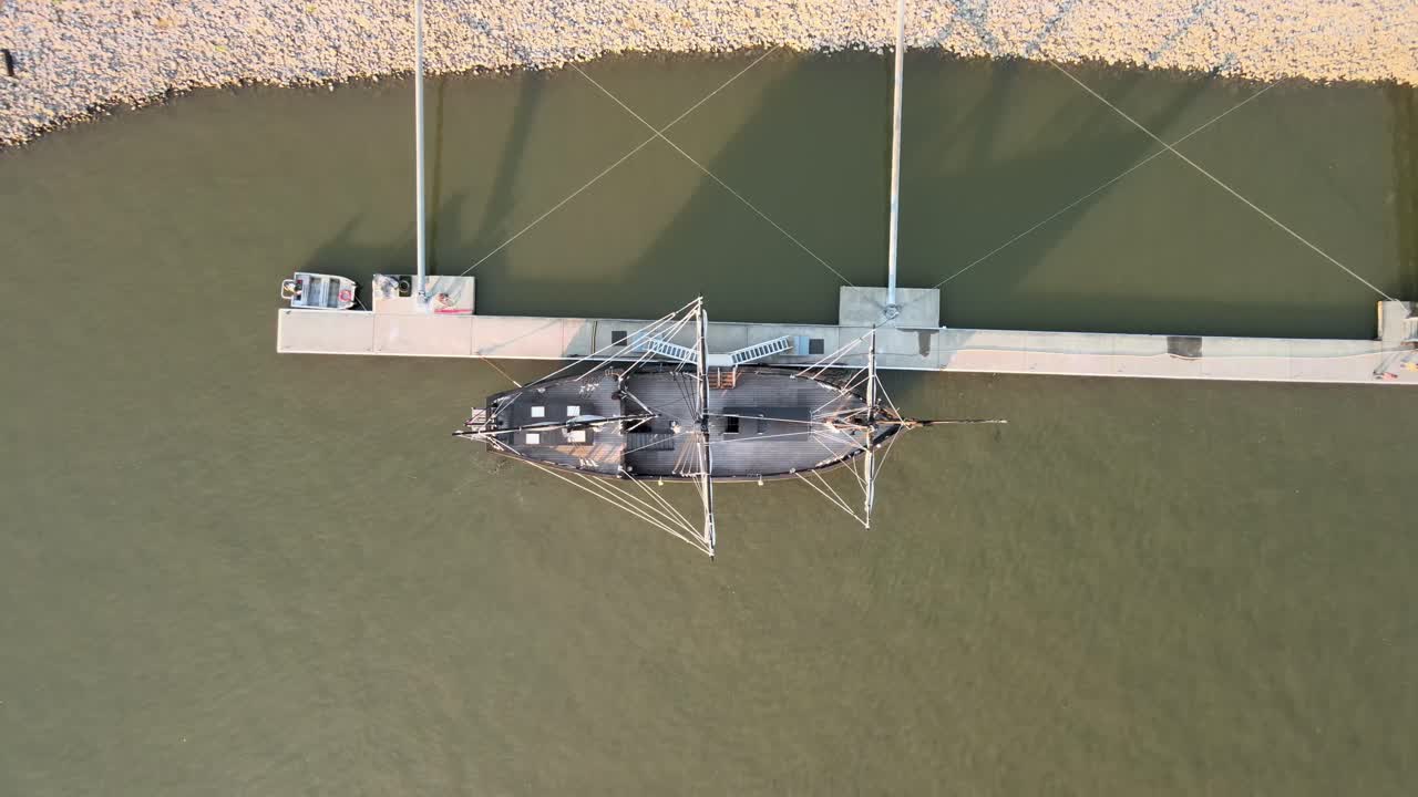 컴벌랜드 강에 정박한 핀타 레플리카의 공중 상승 샷