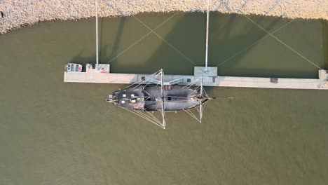 toma aérea ascendente de la réplica de pinta, anclada en el río cumberland