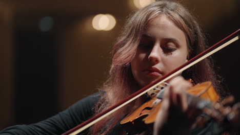 Una-Mujer-Bastante-Joven-Está-Tocando-El-Violín-En-Una-Orquesta-Sinfónica-En-La-Escena-Del-Retrato-Del-Music-Hall