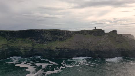 vista aérea cinematográfica de la torre de moher en la cabeza de la bruja y los acantilados de irlanda al atardecer