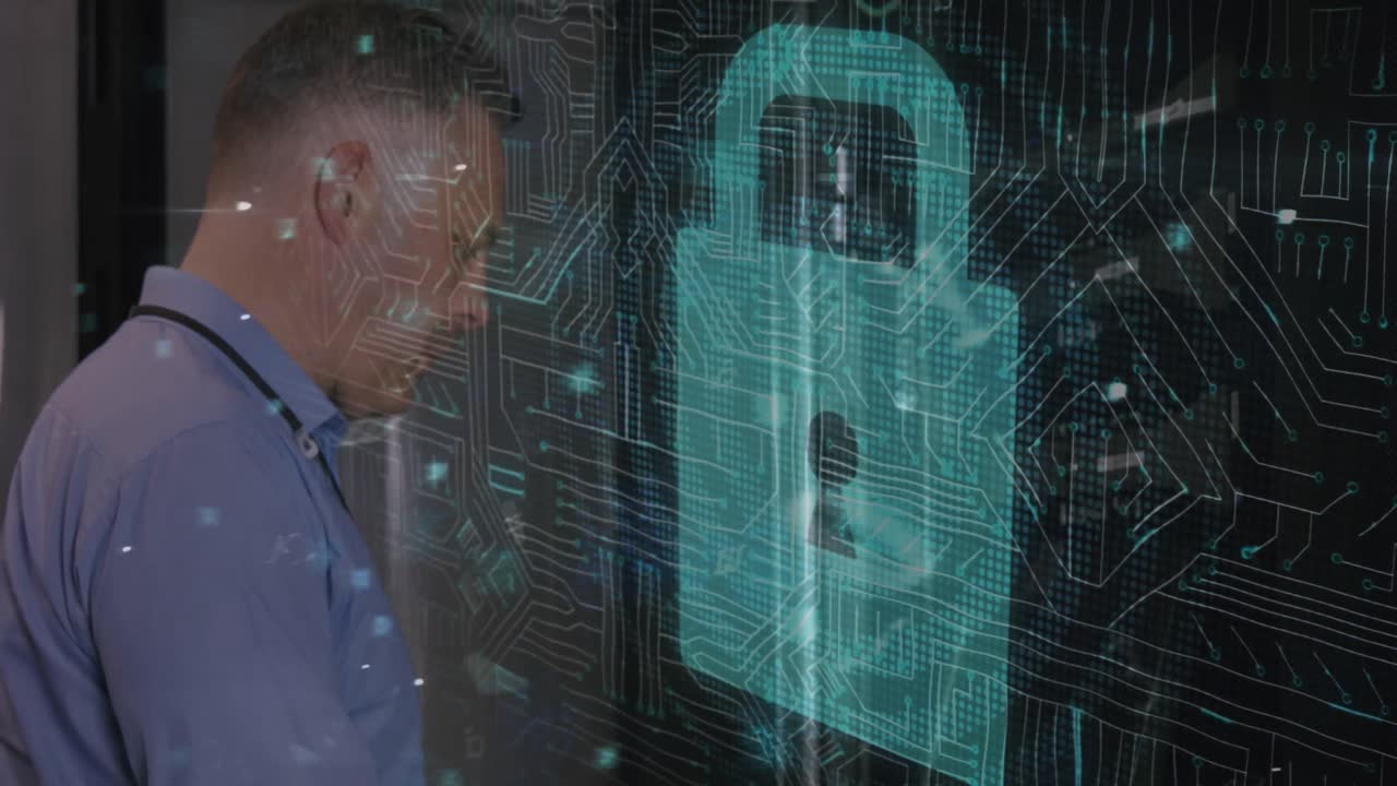 animación del procesamiento de datos con advertencia de ataques cibernéticos sobre técnicos y servidores informáticos