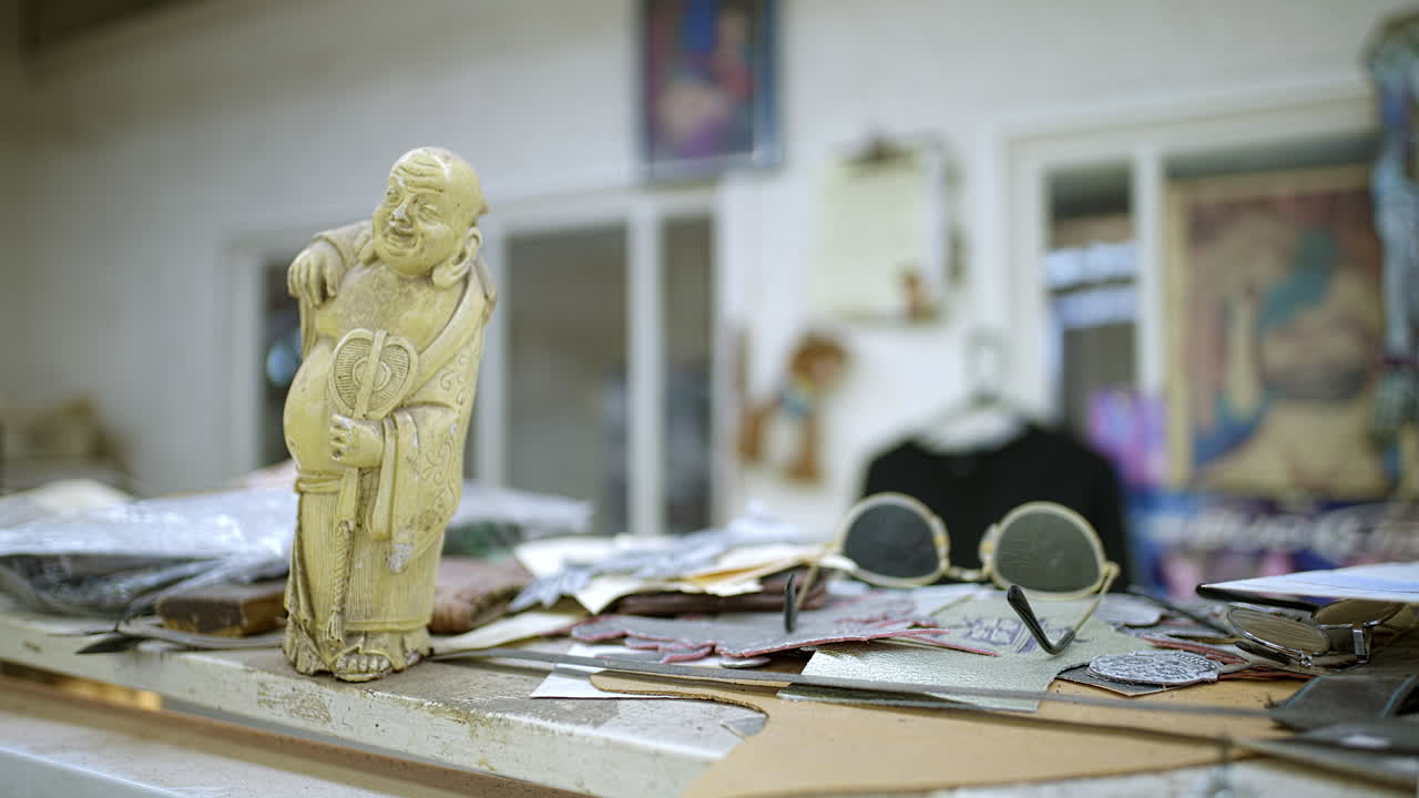 시대를 초월한 예술: 가죽 부츠를 만드는 노인의 여정