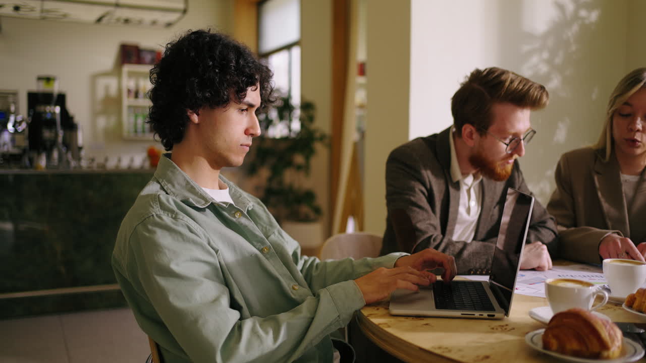 세 명이 커피에서 비즈니스 회의를 하고 있습니다.