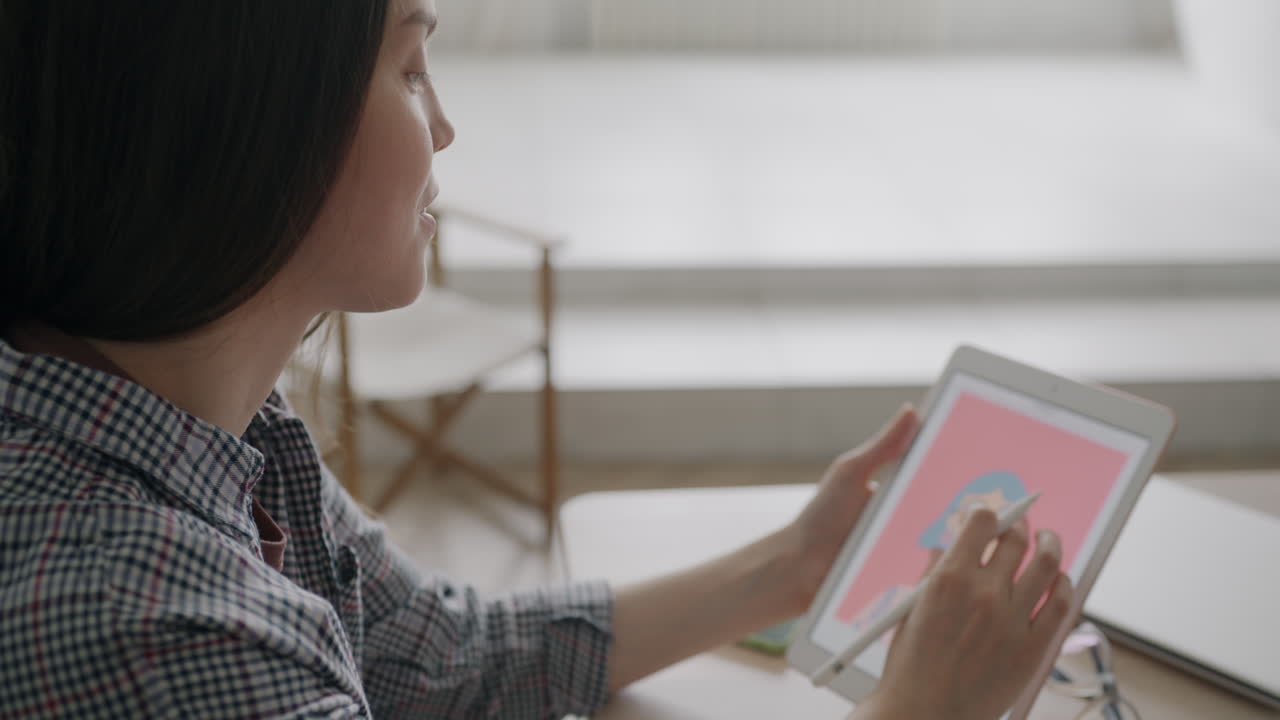 mujer dibujando en una tableta digital