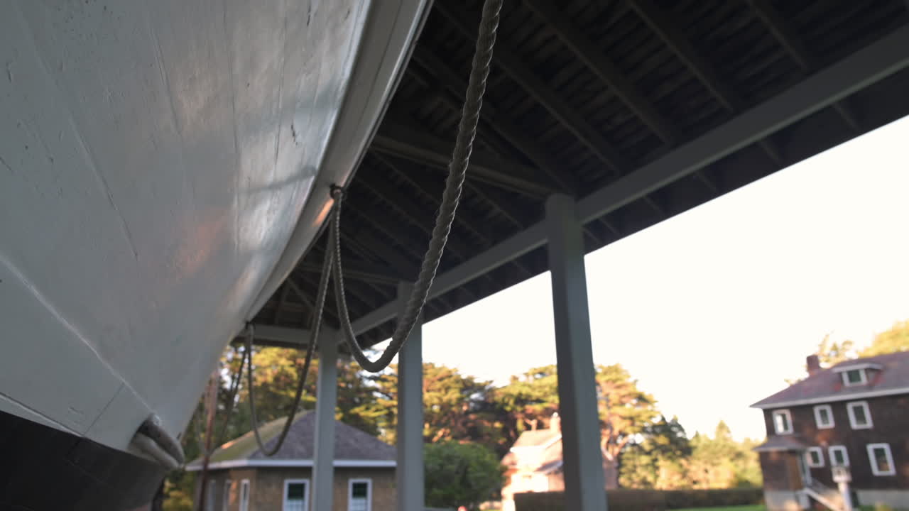 наклонный снимок спасательной лодки крупным планом