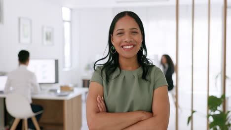 Cara,-Negocios-Y-Mujer-Negra-Con-Los-Brazos-Cruzados