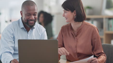 personas de negocios, clientes y computadora en la reunión