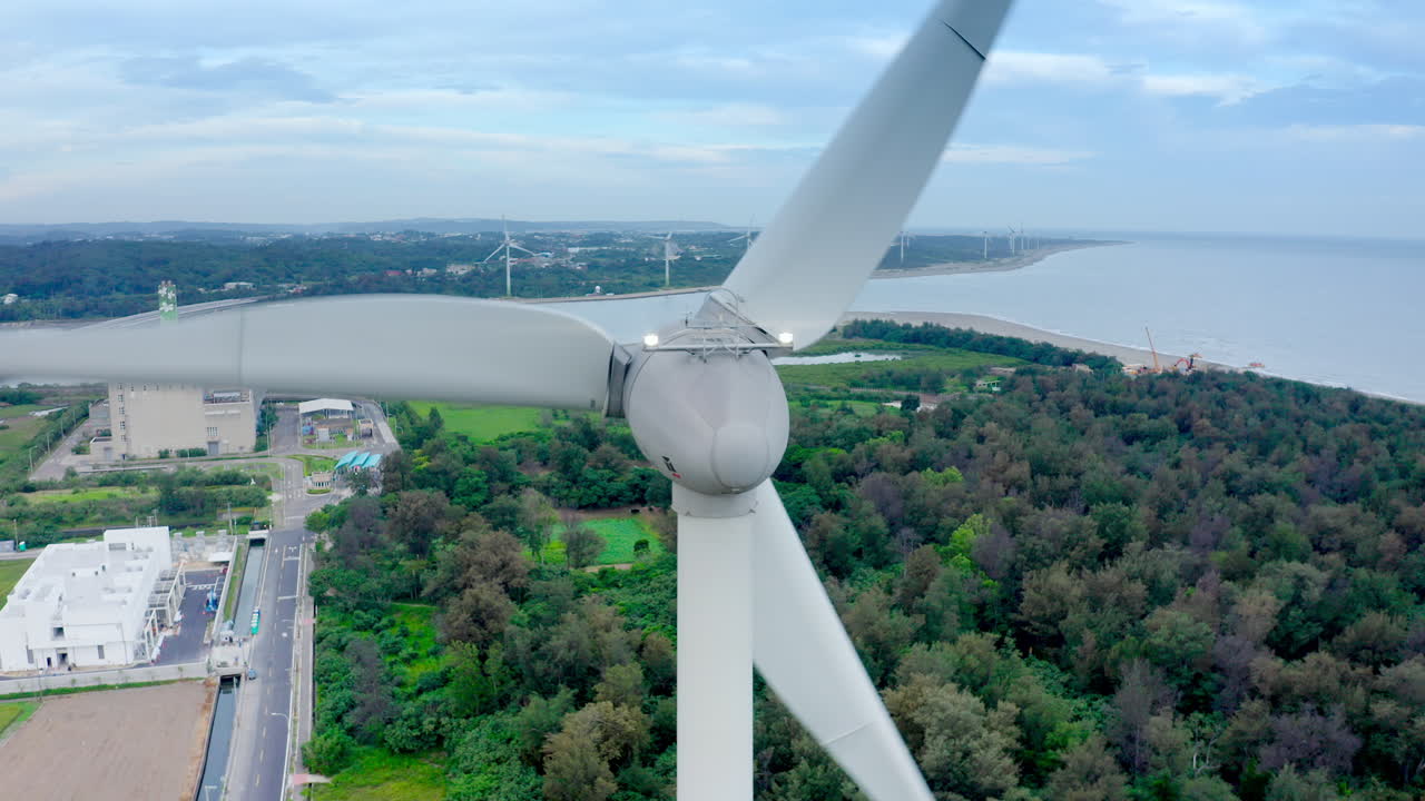 крупный план береговой ветряной турбины в китае в пасмурный день и океан на заднем плане