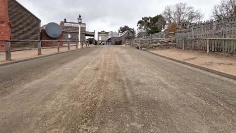 una calle tranquila y vacía en sovereign hill