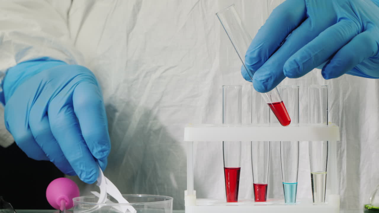 en tekniker i uniform tager en blodprøve.