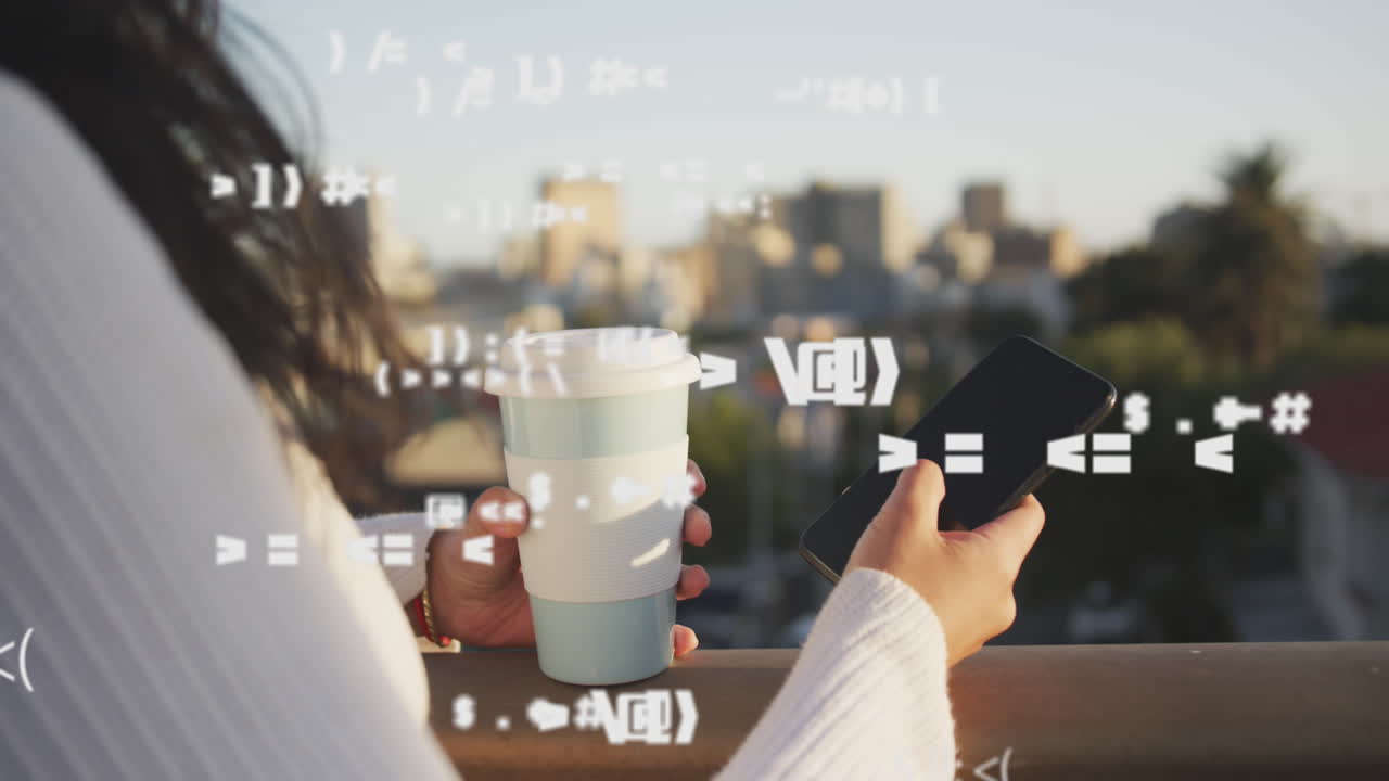 스마트 폰을 사용하는 백인 여성에 대한 데이터 처리 애니메이션