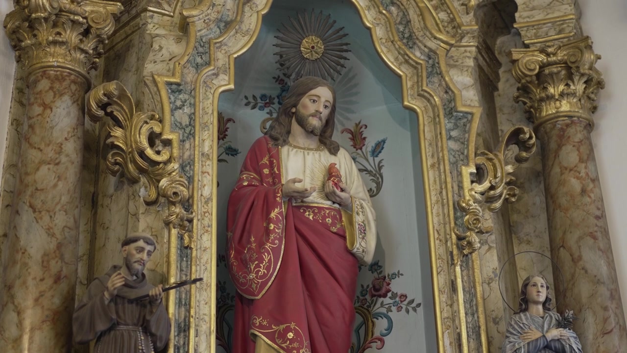 Bohatě zdobený kostelní oltář se sochou Nejsvětějšího Srdce Ježíšova